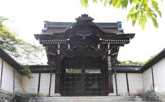 白壁と石積みが美しい延暦寺の本坊、滋賀院門跡